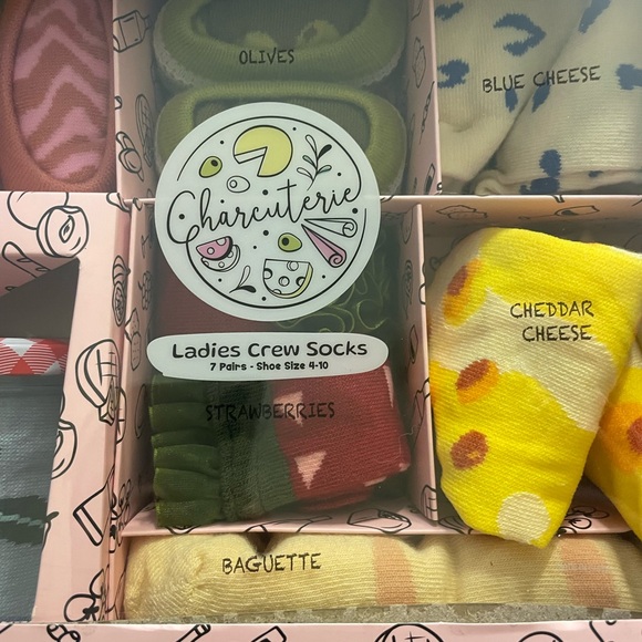 NWT Charcuterie board box of 7 Pair Of Women's Socks Size 4-10 - Picture 3 of 6
